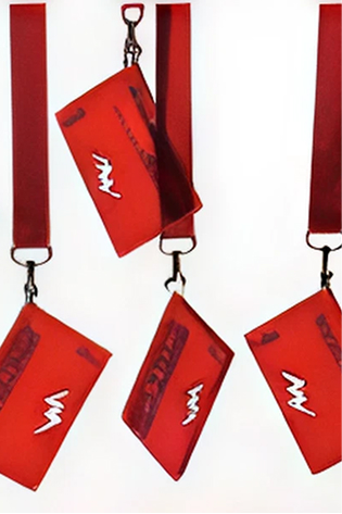 首から下げるカード入れの写真